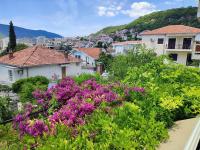 Guesthouse Porobic 3-Bed Room Terrace - B&B Igalo