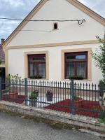 La Casa De Nido-Tágas családias apartman 6 főig, kerttel - B&B Veszprémfajsz