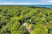 1-Story Home, Half Mile From Beach, Patio, Grill - Wooded Setting, Spacious Driveway, Garden Views, Walk to Shore, Perfect Cape Cod Getaway for Families or Groups, 24 Hour Hospitality - Chambres d'hôtes Falmouth