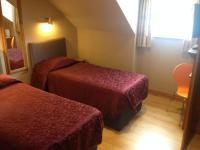 Tweepersoonskamer met 2 Aparte Bedden en Eigen Badkamer