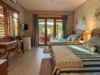 Queen Suite with Pool View