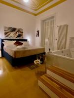 Zimmer mit Kingsize-Bett und Whirlpool