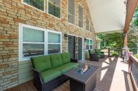 Funtastic Retreat! Pet Goats, Hot Tub, 10 Mins to Weaverville - 15 Min to AVL PS5, View, Karaoke - Chambres d'hôtes Weaverville