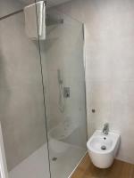 Habitación con cama extragrande y balcón