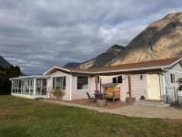 Vineyard Vacation Home Hot Tub Sunroom - B&B Keremeos