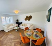 Charming holiday home with terras near the beach - Chambres d’hôtes De Haan