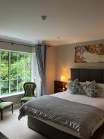 Zimmer mit Kingsize-Bett und Gartenblick. 