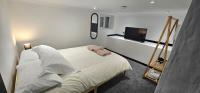 Refurbished 4-Bed Home Near Hospital & Station - B&B