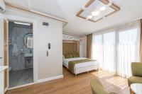 Zimmer mit Kingsize-Bett und Balkon