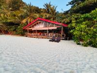 White Beach Front and Cottages - B&B
