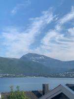 Cozy & modern apartment - Easy access to city and airport - Chambres d'hôtes Tromsø