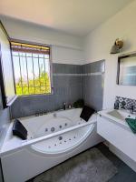 Beautiful Garden Apartment with Sea View 2 Bedrooms Ensuite - Chambres d'hôtes Villeneuve-Loubet