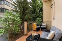 Old Town Luxe Retreat - King Bed - Steps to Main Square - B&B Cracovia