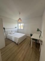 Family & Group Apartment Near Carcavelos Beach, NOVA SBE & NCI Academy 24 - stairs only - Chambres d'hôtes Oeiras