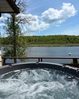 Slice of Heaven on the Otonabee WITH HOT TUB - Chambres d'hôtes Bailieboro