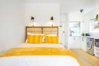 Sunny Studio with Ocean Views and Free Parking in Green Point - B&B Città del Capo