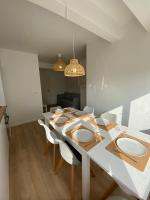 Family & Group Apartment Near Carcavelos Beach, NOVA SBE & NCI Academy 24 - stairs only - Chambres d'hôtes Oeiras