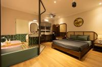 Zimmer mit Queensize-Bett und Whirlpool-Badewanne