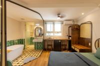 Zimmer mit Queensize-Bett und Whirlpool-Badewanne