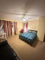 Spacious Queen Room in Comfortable Home - KV7 - B&B