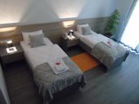 Tweepersoonskamer met 2 Aparte Bedden en een Terras