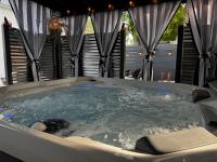 Walk to Best Eats and Shops with Salt H2O Spa - Bed and Breakfast Fort Myers