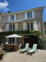Le Caprice garden, river and chateau - B&B Saint-Germain-de-Confolens