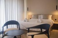 Camera Matrimoniale con Terrazza e Vista Collina