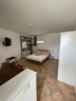 Zimmer mit Kingsize-Bett und Gartenblick. 