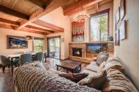 North Shore Lakeside Condo 15 by Tahoe Getaways - Walk to Beach with HOA - B&B Tahoe City