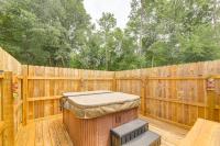 7 Mi to Beach! Sneads Ferry Family Home w/ Hot Tub - Chambres d'hôtes Sneads Ferry