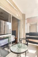 Em frente à praia, com garagem, A/C e sacada - B&B São Vicente