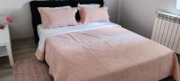 Habitación con cama extragrande.