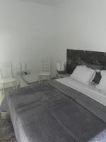 Habitación con cama extragrande.