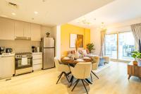 Elegant Yas Retreat - 5 min from Ferrari, SeaWorld, Formula 1, Warner Bros, Etihad Arena - Heart of Waters Edge - Waterfront Community - B&B