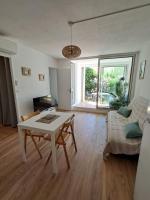 Appartement refait à neuf, climatisé, en rez-de-jardin, à 30 secondes de la plage - B&B Narbonne-Plage