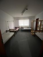 Einzelbett im Frauenschlafsaal