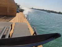 modernes Holzhaus, Cabin, auf dem Fluss, wenige Meter zum Meer - B&B