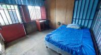 Habitación con cama grande y vistas al jardín