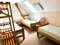 Deze driepersoonskamer heeft een gedeelde badkamer.