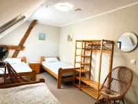 Deze driepersoonskamer heeft een gedeelde badkamer.