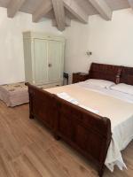 Habitación con cama extragrande.