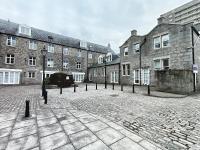 Netflix, Parking, Wifi, in Historical Townhouse Central Location by Lains Lettings - Chambres d'hôtes Aberdeen