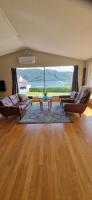 Hus ved sjøen, med strand og naust - B&B Sauda