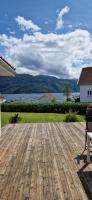 Hus ved sjøen, med strand og naust - B&B Sauda