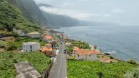 Scenic Home with Panoramic Sea & Mountain Views in São Vicente - Chambres d'hôtes São Vicente