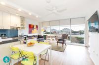 Light Filled 1BR Retreat with Car Park & Pool - Ferienwohnung Sydney