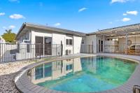 4BR Coastal Retreat With Pool - Chambres d’hôtes Pialba