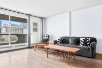 Central Downtown at Rocky Mountain Court with Gym, Court, Sauna and Secured Parking - Ferienwohnung Calgary