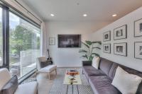 Amazing Downtown Condo w Pool and Free Parking - Chambres d'hôtes Nashville